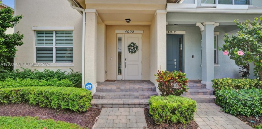 Townhouse in Hollywood, Florida 3 bedrooms, 145.02 sq.m. № 2068099