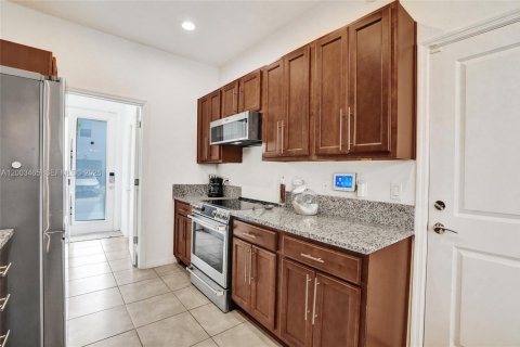 Townhouse in Hollywood, Florida 3 bedrooms, 145.02 sq.m. № 2068099 - photo 15