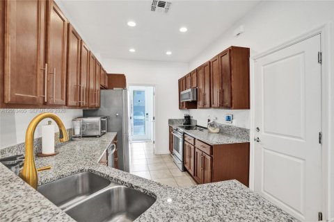 Townhouse in Hollywood, Florida 3 bedrooms, 145.02 sq.m. № 2068099 - photo 14