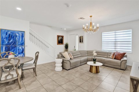 Townhouse in Hollywood, Florida 3 bedrooms, 145.02 sq.m. № 2068099 - photo 6