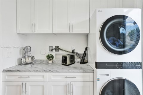 Townhouse in Hollywood, Florida 3 bedrooms, 145.02 sq.m. № 2068099 - photo 17