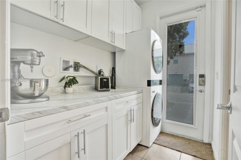 Townhouse in Hollywood, Florida 3 bedrooms, 145.02 sq.m. № 2068099 - photo 16