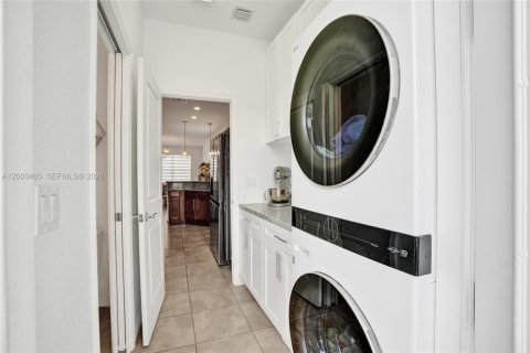 Townhouse in Hollywood, Florida 3 bedrooms, 145.02 sq.m. № 2068099 - photo 18