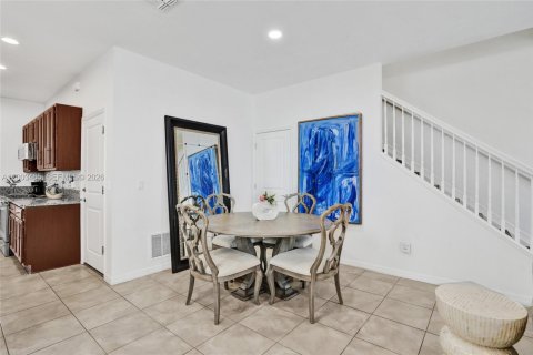Townhouse in Hollywood, Florida 3 bedrooms, 145.02 sq.m. № 2068099 - photo 8