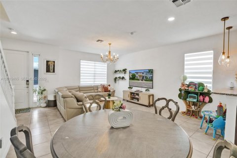 Townhouse in Hollywood, Florida 3 bedrooms, 145.02 sq.m. № 2068099 - photo 9