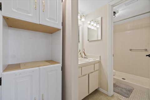 Condo in New Port Richey, Florida, 2 bedrooms  № 2379207 - photo 19