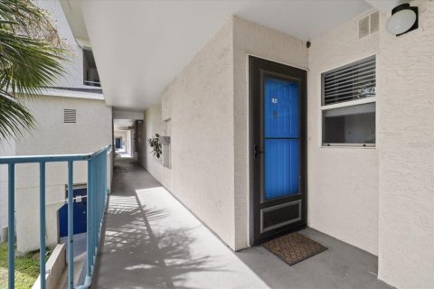 Condo in New Port Richey, Florida, 2 bedrooms  № 2379207 - photo 3