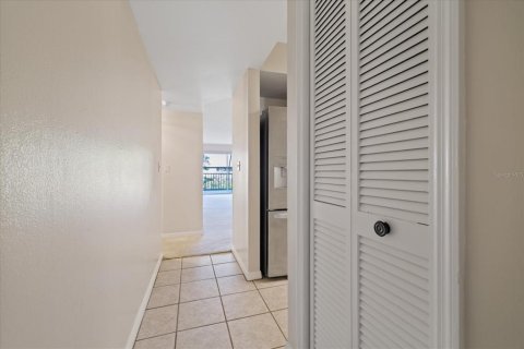 Condo in New Port Richey, Florida, 2 bedrooms  № 2379207 - photo 9