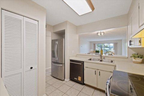 Condo in New Port Richey, Florida, 2 bedrooms  № 2379207 - photo 15