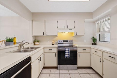 Condo in New Port Richey, Florida, 2 bedrooms  № 2379207 - photo 4