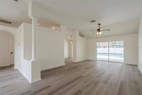House in Valrico, Florida 4 bedrooms, 183.76 sq.m. № 1918077 - photo 10