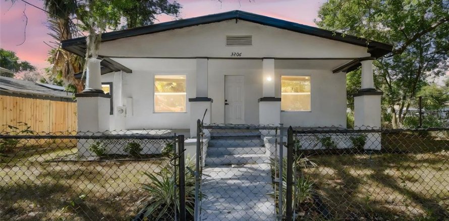 House in Tampa, Florida 4 bedrooms, 100.33 sq.m. № 2230666