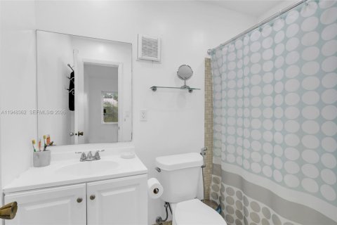 House in Miami, Florida 3 bedrooms, 118.54 sq.m. № 2004369 - photo 10