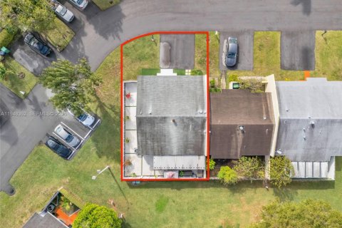 House in Miami, Florida 3 bedrooms, 118.54 sq.m. № 2004369 - photo 3