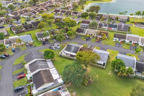 House in Miami, Florida 3 bedrooms, 118.54 sq.m. № 2004369 - photo 24