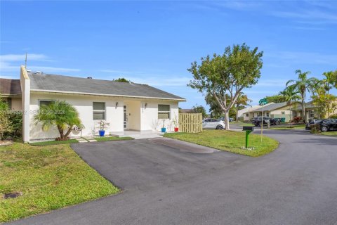 House in Miami, Florida 3 bedrooms, 118.54 sq.m. № 2004369 - photo 2