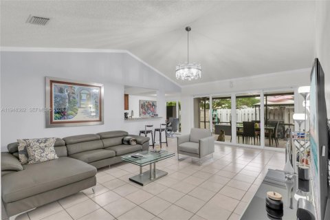 House in Miami, Florida 3 bedrooms, 118.54 sq.m. № 2004369 - photo 11