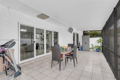 House in Miami, Florida 3 bedrooms, 118.54 sq.m. № 2004369 - photo 18
