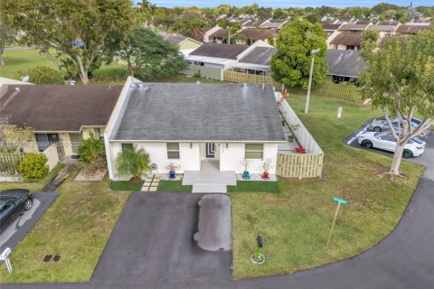 House in Miami, Florida 3 bedrooms, 118.54 sq.m. № 2004369 - photo 25