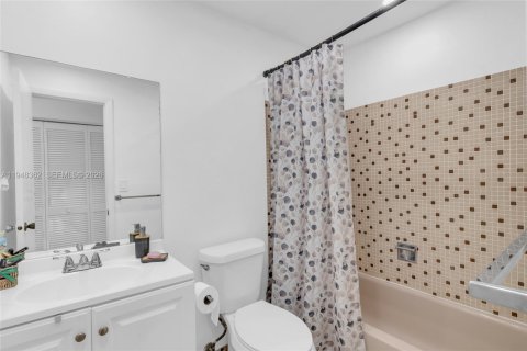 House in Miami, Florida 3 bedrooms, 118.54 sq.m. № 2004369 - photo 6