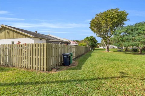 House in Miami, Florida 3 bedrooms, 118.54 sq.m. № 2004369 - photo 4