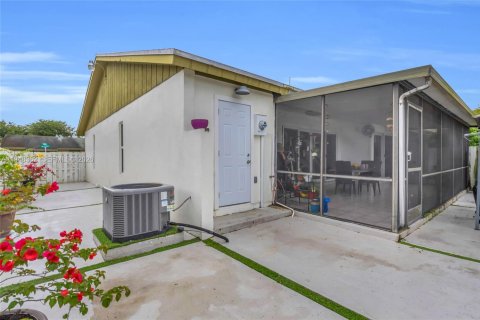 House in Miami, Florida 3 bedrooms, 118.54 sq.m. № 2004369 - photo 20