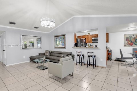 House in Miami, Florida 3 bedrooms, 118.54 sq.m. № 2004369 - photo 12