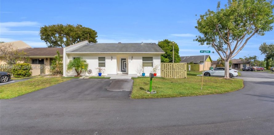 House in Miami, Florida 3 bedrooms, 118.54 sq.m. № 2004369