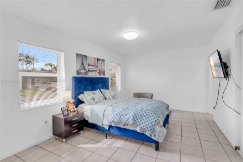 House in Miami, Florida 3 bedrooms, 118.54 sq.m. № 2004369 - photo 8