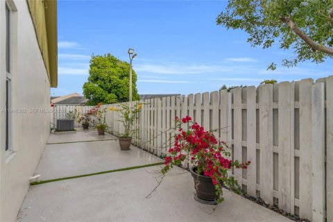 House in Miami, Florida 3 bedrooms, 118.54 sq.m. № 2004369 - photo 21