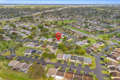 House in Miami, Florida 3 bedrooms, 118.54 sq.m. № 2004369 - photo 23