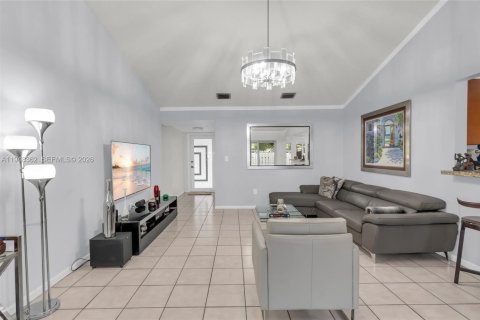 House in Miami, Florida 3 bedrooms, 118.54 sq.m. № 2004369 - photo 13