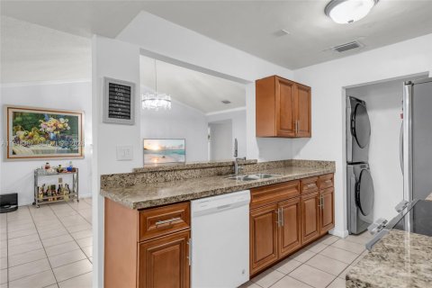 House in Miami, Florida 3 bedrooms, 118.54 sq.m. № 2004369 - photo 15