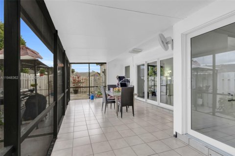 House in Miami, Florida 3 bedrooms, 118.54 sq.m. № 2004369 - photo 17