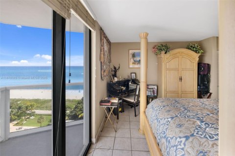 Condo in Miami Beach, Florida, 1 bedroom  № 2013885 - photo 25