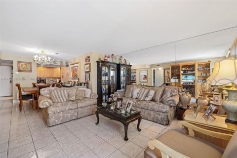 Condo in Miami Beach, Florida, 1 bedroom  № 2013885 - photo 16