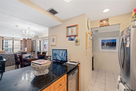 Condo in Miami Beach, Florida, 1 bedroom  № 2013885 - photo 21