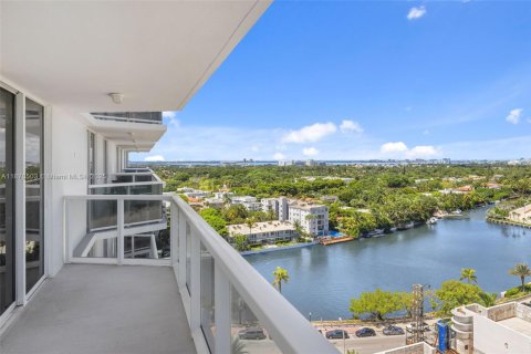 Condo in Miami Beach, Florida, 1 bedroom  № 2013885 - photo 13