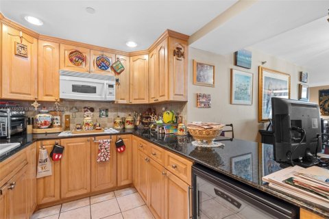 Condo in Miami Beach, Florida, 1 bedroom  № 2013885 - photo 19