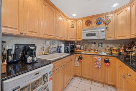 Condo in Miami Beach, Florida, 1 bedroom  № 2013885 - photo 20
