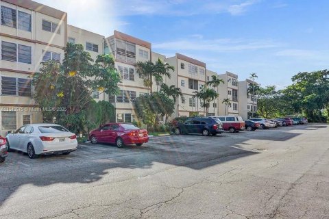Condo in Lauderhill, Florida, 1 bedroom  № 1850333 - photo 15