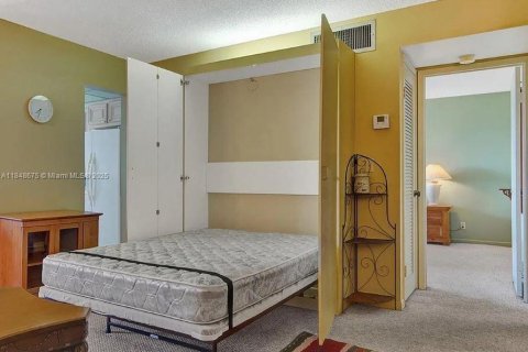 Condo in Lauderhill, Florida, 1 bedroom  № 1850333 - photo 10