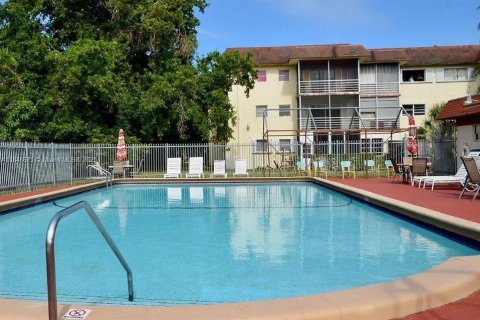 Condo in Lauderhill, Florida, 1 bedroom  № 1850333 - photo 1