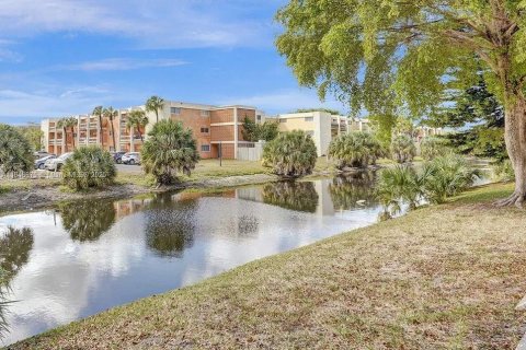Condo in Lauderhill, Florida, 1 bedroom  № 1850333 - photo 2