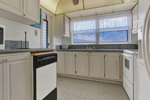 Condo in Lauderhill, Florida, 1 bedroom  № 1850333 - photo 14