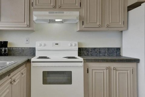 Condo in Lauderhill, Florida, 1 bedroom  № 1850333 - photo 12