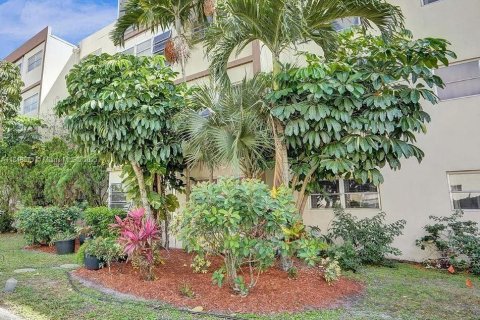 Condo in Lauderhill, Florida, 1 bedroom  № 1850333 - photo 3