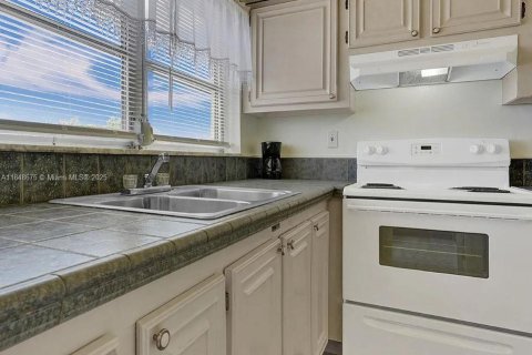 Condo in Lauderhill, Florida, 1 bedroom  № 1850333 - photo 13