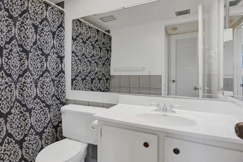 Condo in Lauderhill, Florida, 1 bedroom  № 1850333 - photo 4