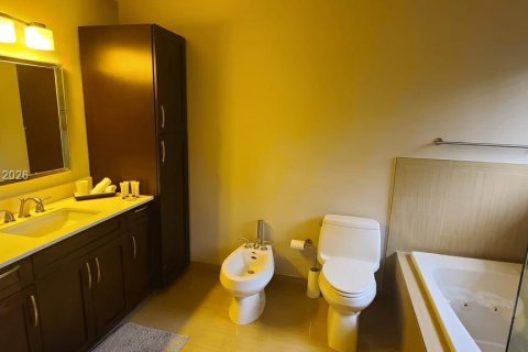 Casa en venta en Hialeah, Florida, 4 dormitorios, 215.53 m2 № 2044438 - foto 19